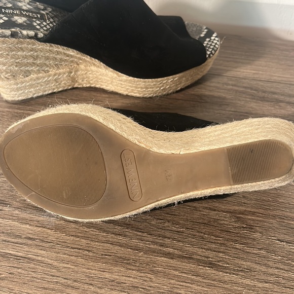 NINE WEST BLACK SUEDE WEDGES SANDALS WITH SNAKE SKIN SOLES IN SIZE 7.5 M - Picture 5 of 7